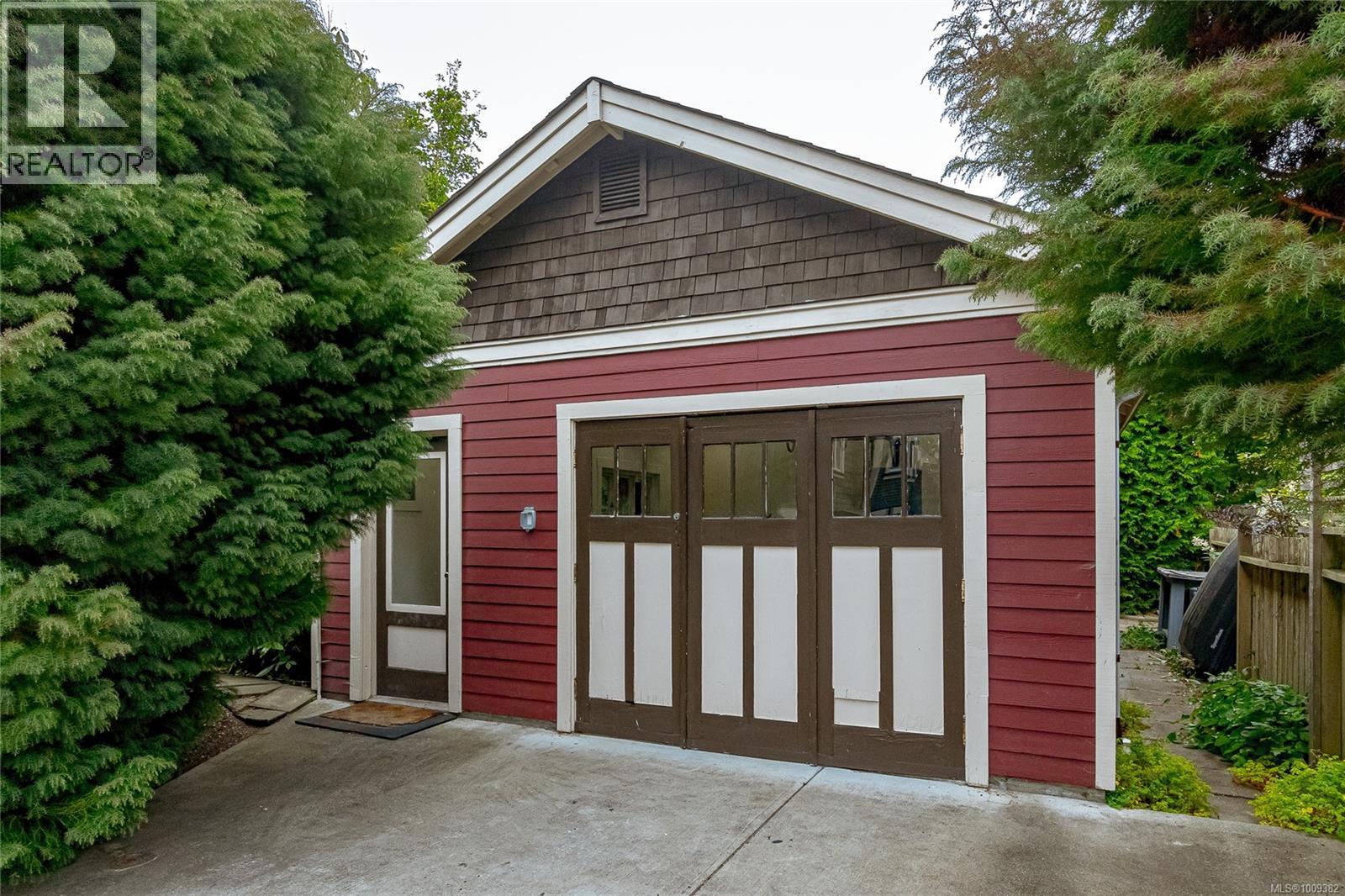 Photo 51 of 625 Harbinger Ave, Victoria BC