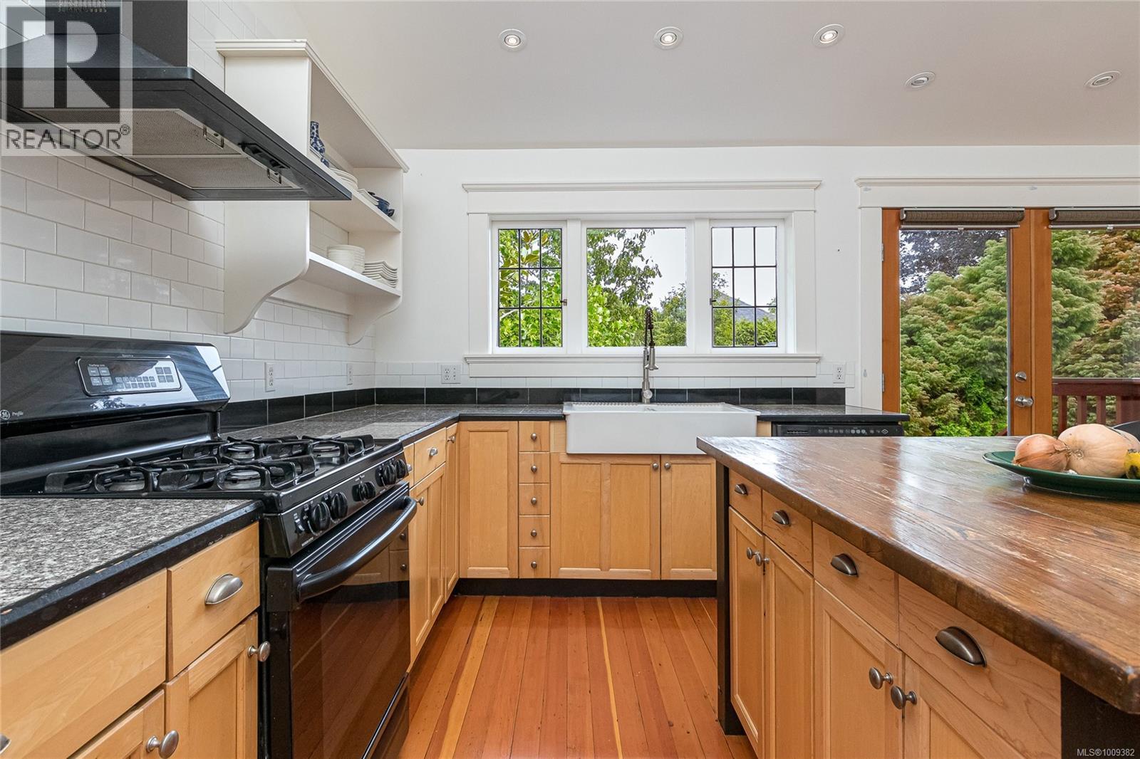 Photo 6 of 625 Harbinger Ave, Victoria BC