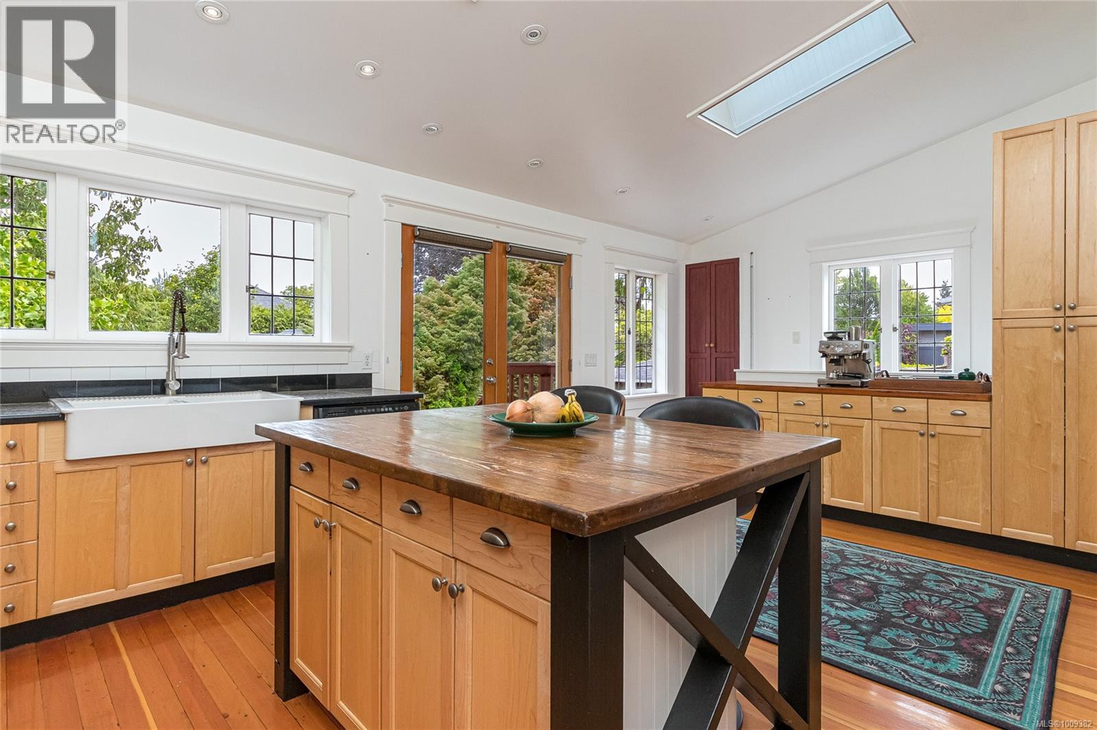 Photo 7 of 625 Harbinger Ave, Victoria BC
