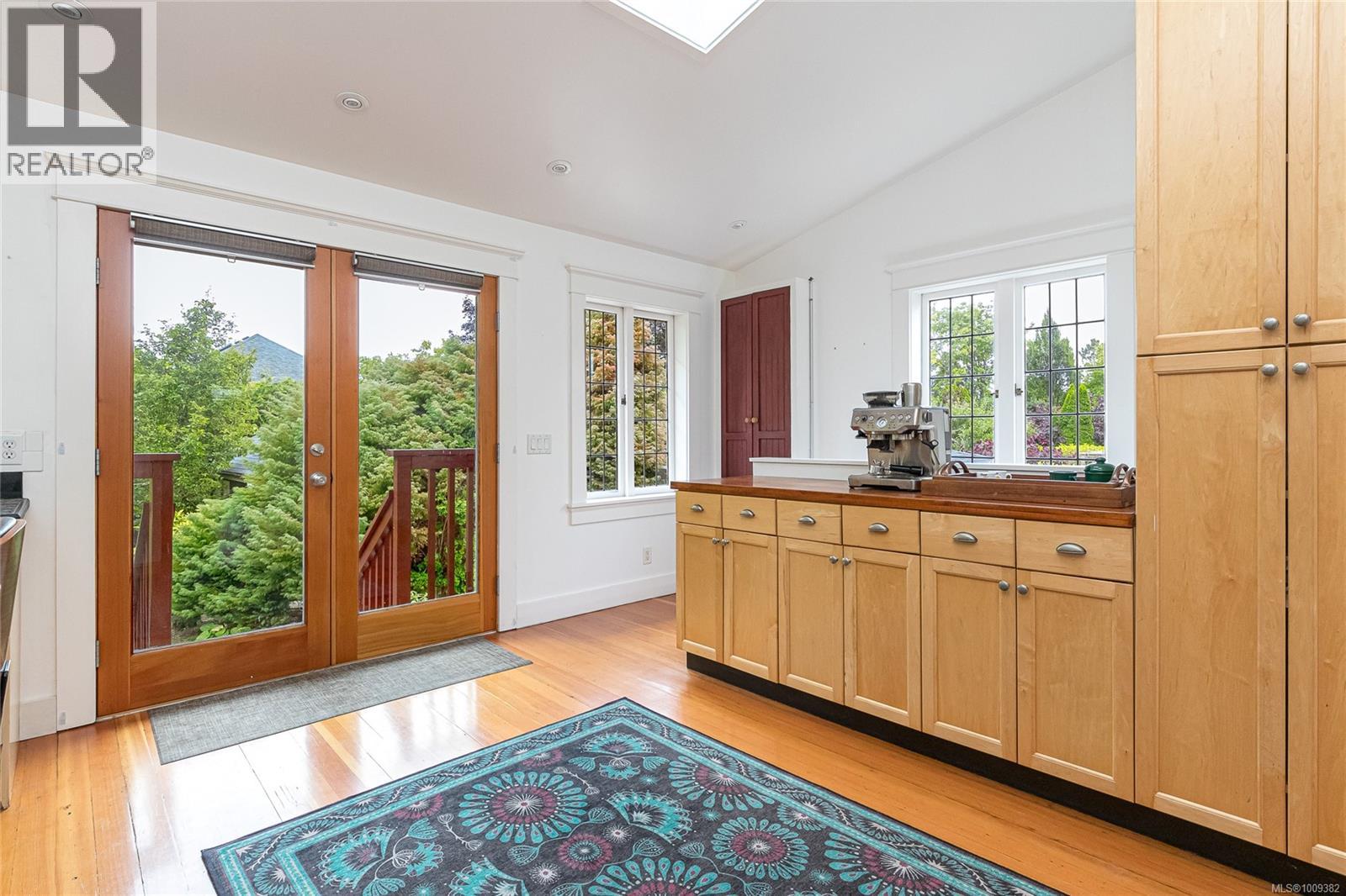 Photo 8 of 625 Harbinger Ave, Victoria BC