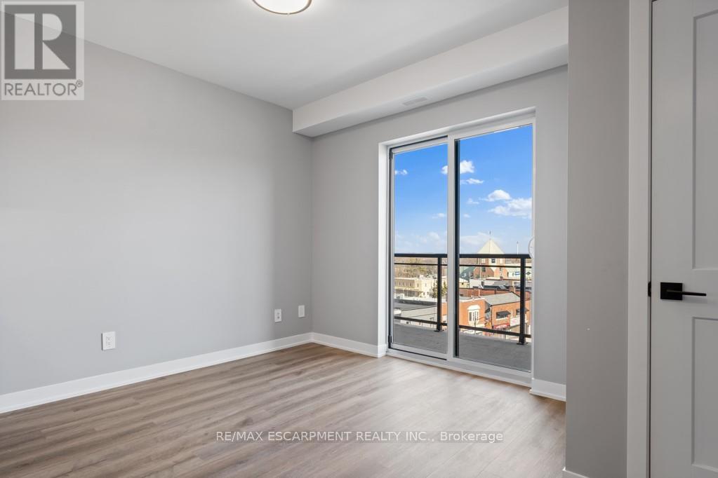 Photo 15 of 403 5002 King Street, Lincoln ON