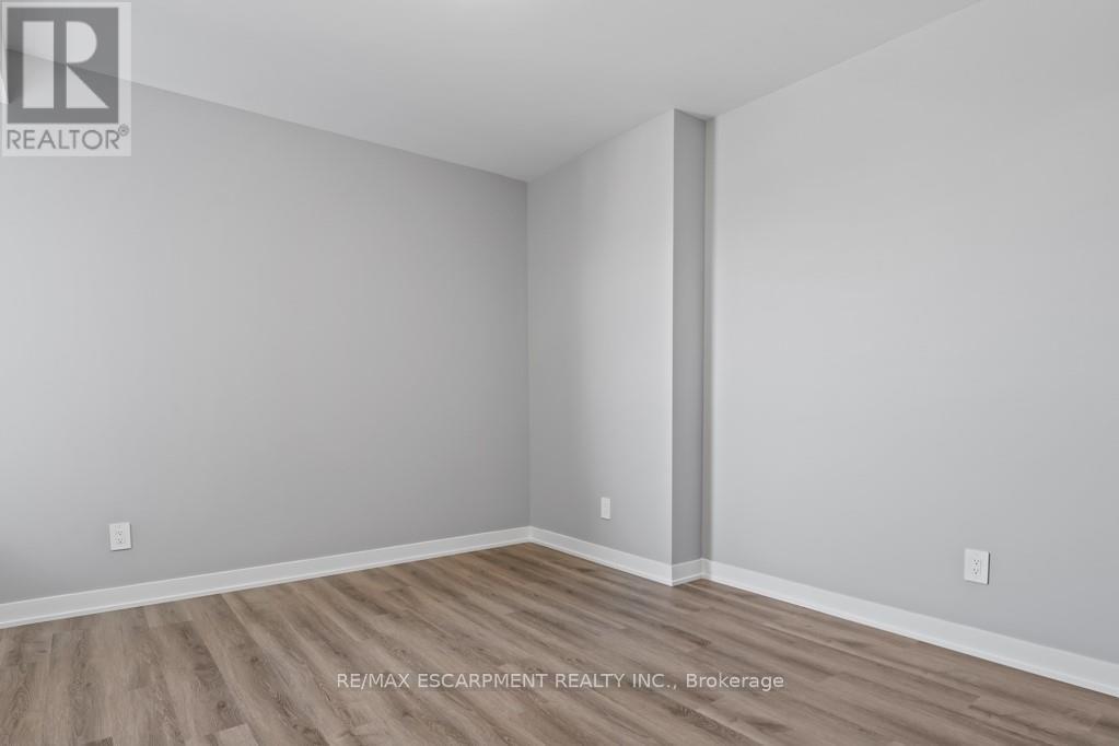 Photo 14 of 403 5002 King Street, Lincoln ON