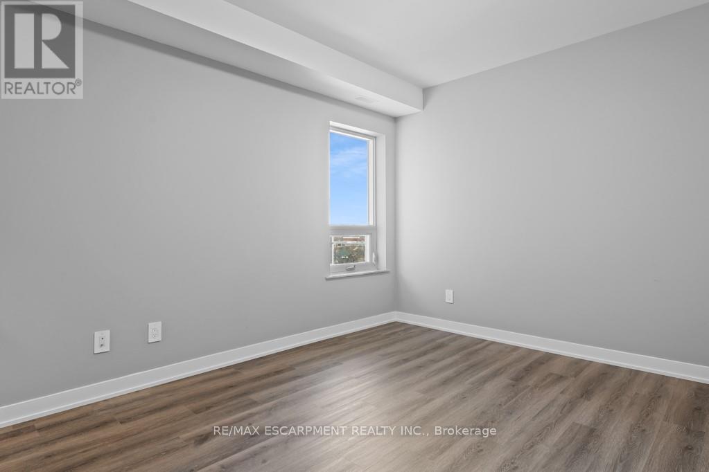 Photo 2 of 403 5002 King Street, Lincoln ON