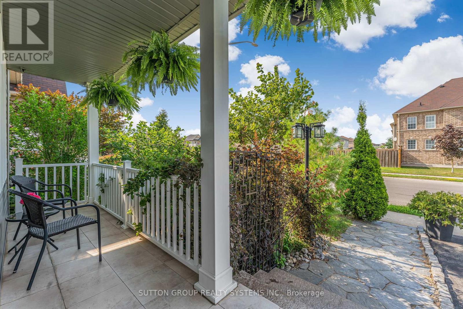 Photo 5 of 8424 Mulberry Drive, Niagara Falls ON