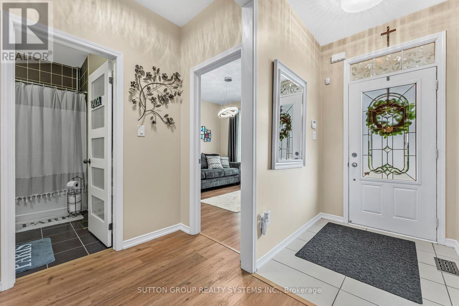 Photo 6 of 8424 Mulberry Drive, Niagara Falls ON