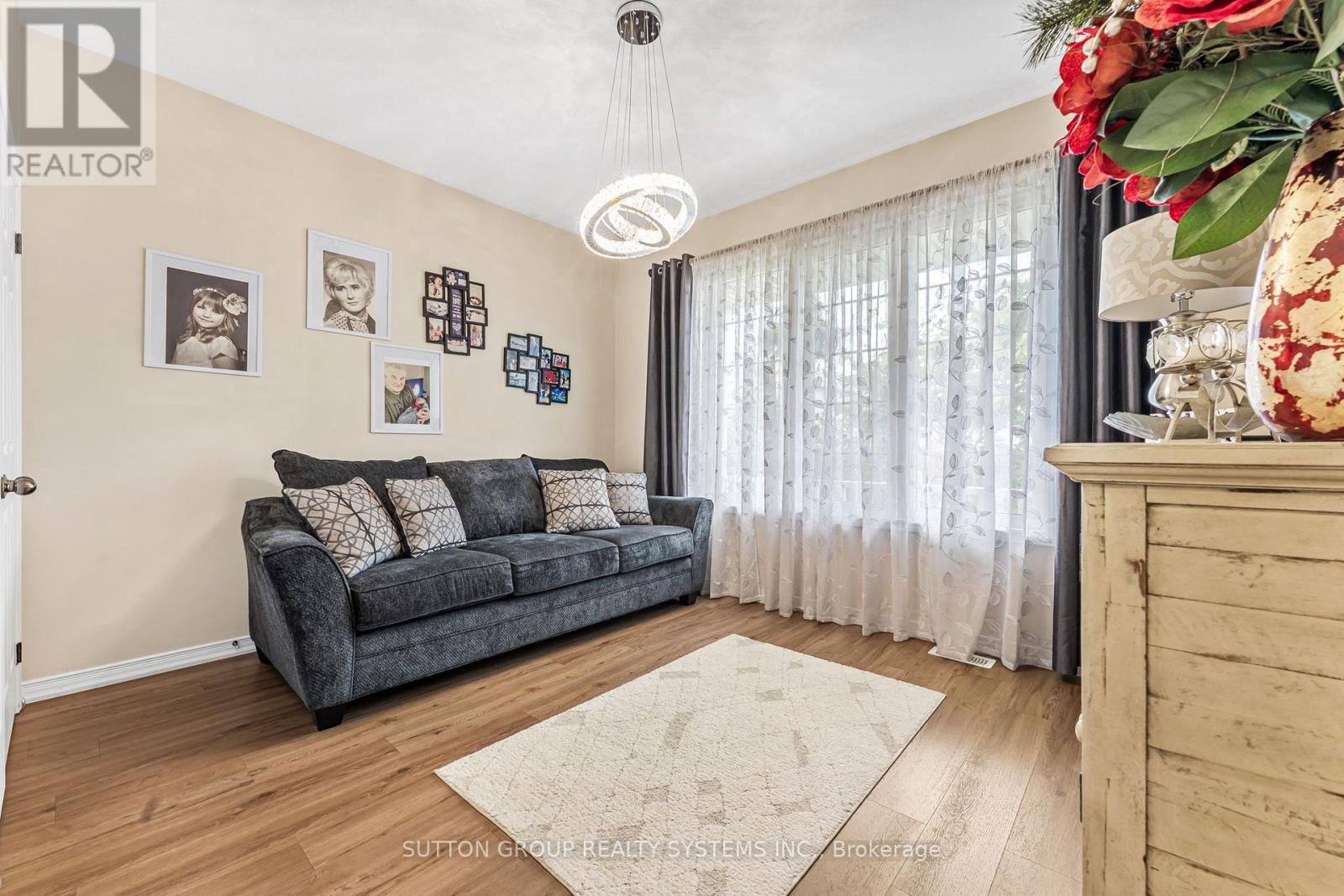 Photo 7 of 8424 Mulberry Drive, Niagara Falls ON