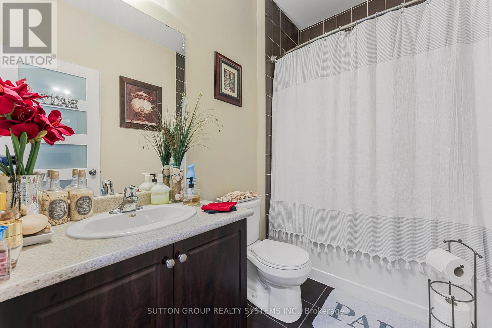 Photo 9 of 8424 Mulberry Drive, Niagara Falls ON
