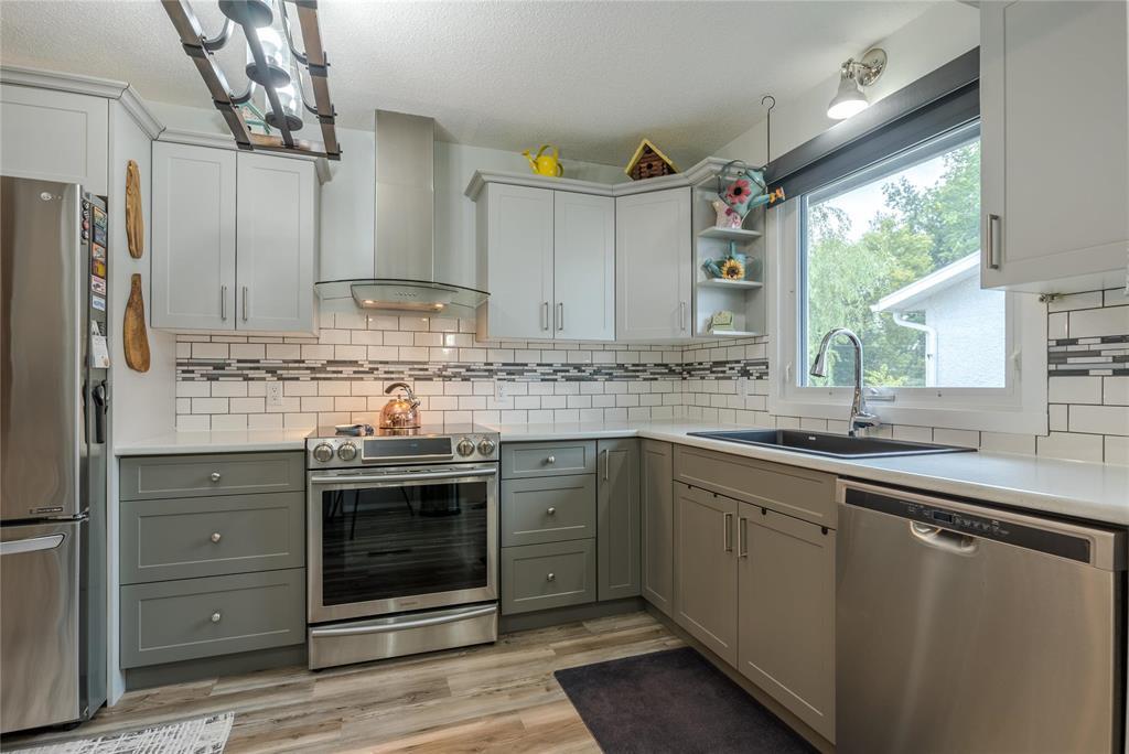 Photo 28 of 466 Rosewood Drive, Steinbach MB