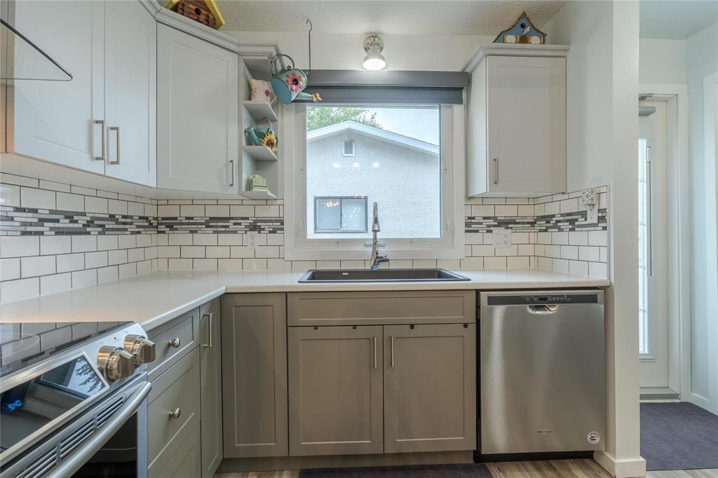 Photo 10 of 466 Rosewood Drive, Steinbach MB