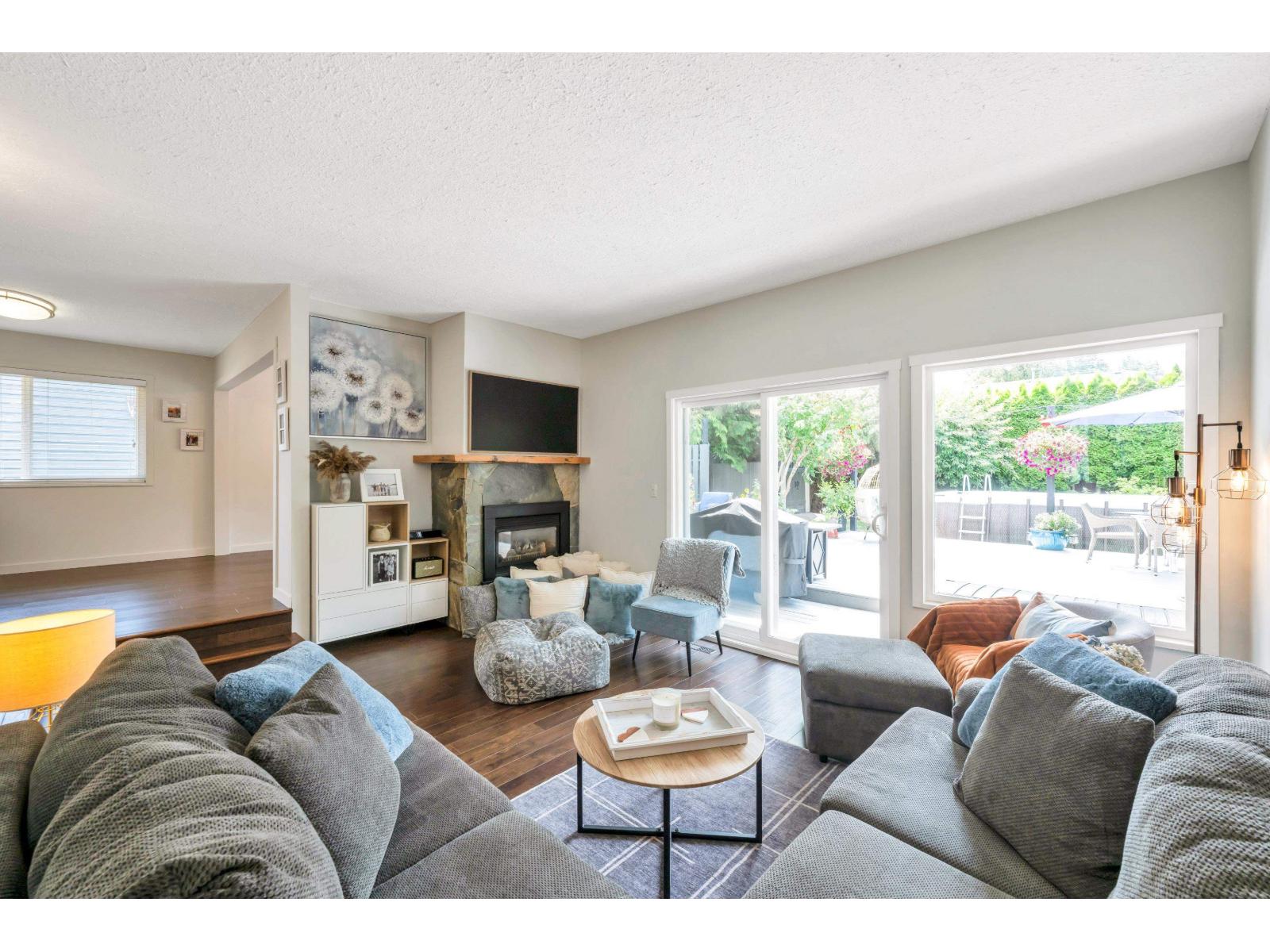 Photo 5 of 19838 48 A Avenue, Langley BC