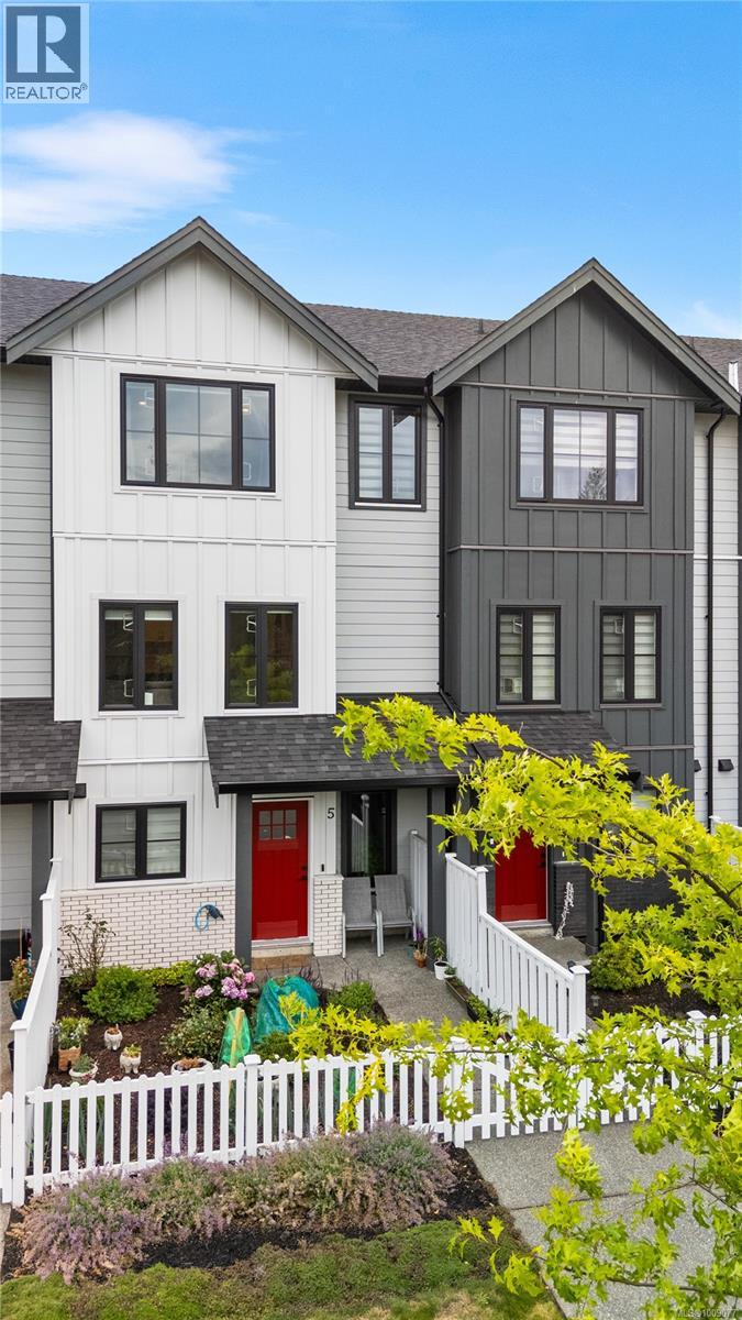 Photo 3 of 5 701 Sitka St, Campbell River BC