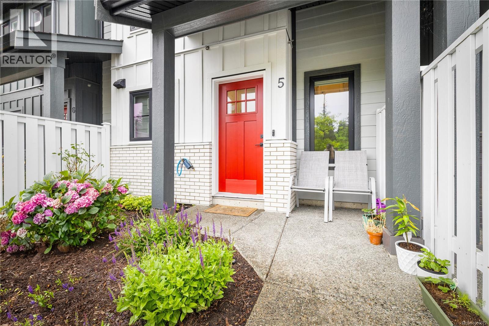 Photo 4 of 5 701 Sitka St, Campbell River BC