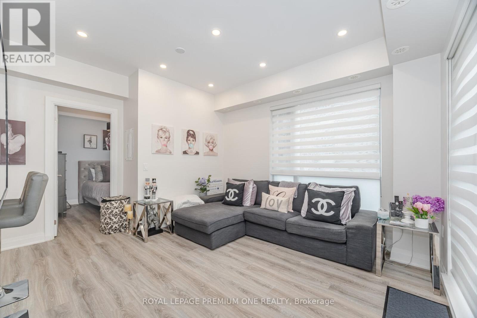Photo 10 of 702 48 Coles Avenue, Vaughan ON