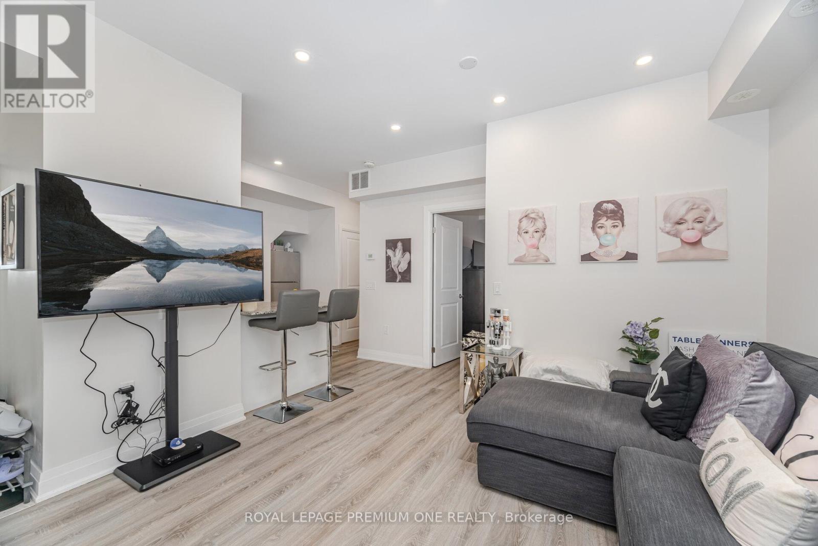 Photo 11 of 702 48 Coles Avenue, Vaughan ON