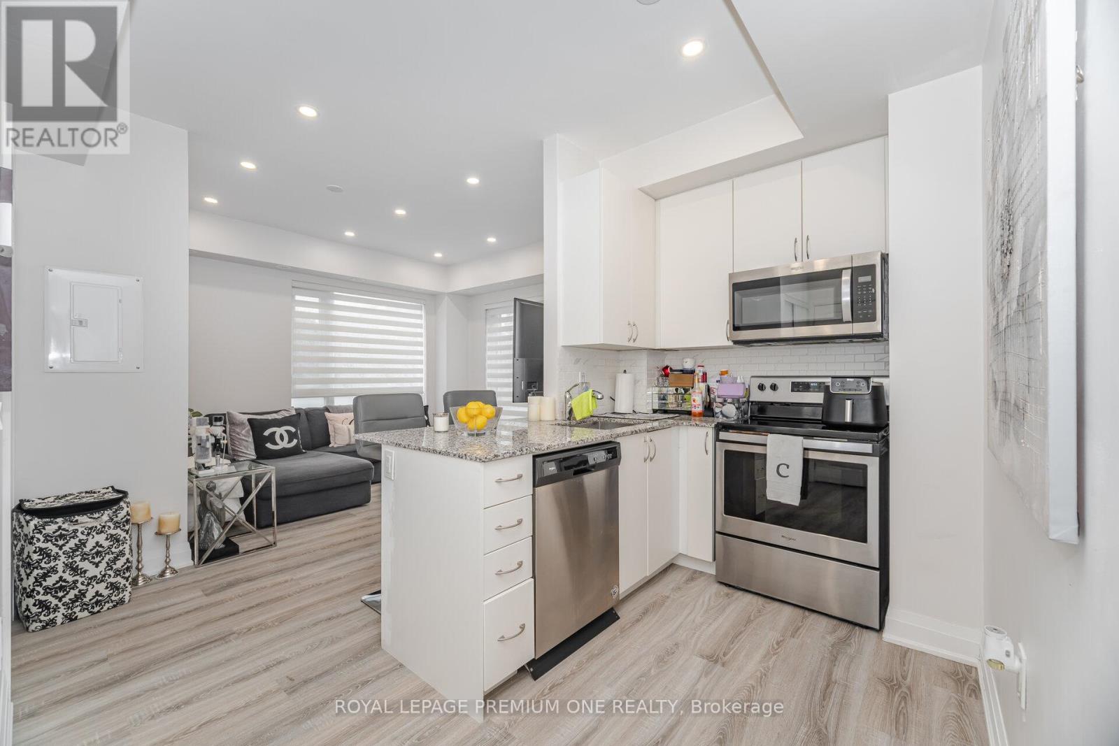 Photo 12 of 702 48 Coles Avenue, Vaughan ON