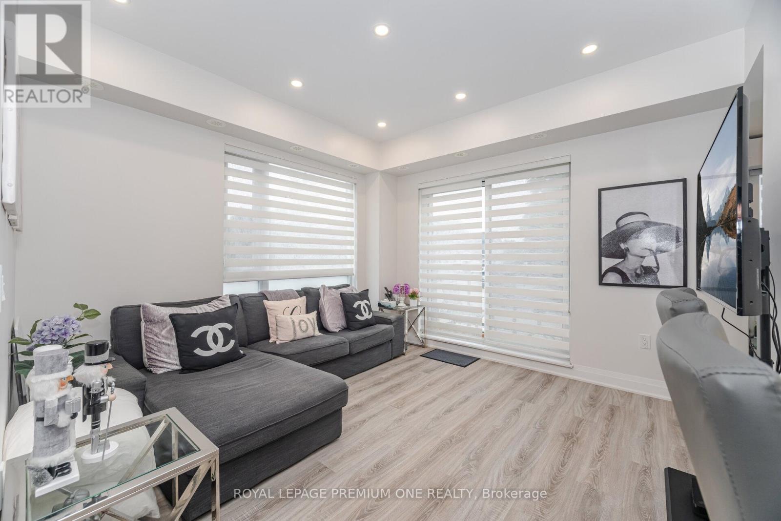 Photo 9 of 702 48 Coles Avenue, Vaughan ON