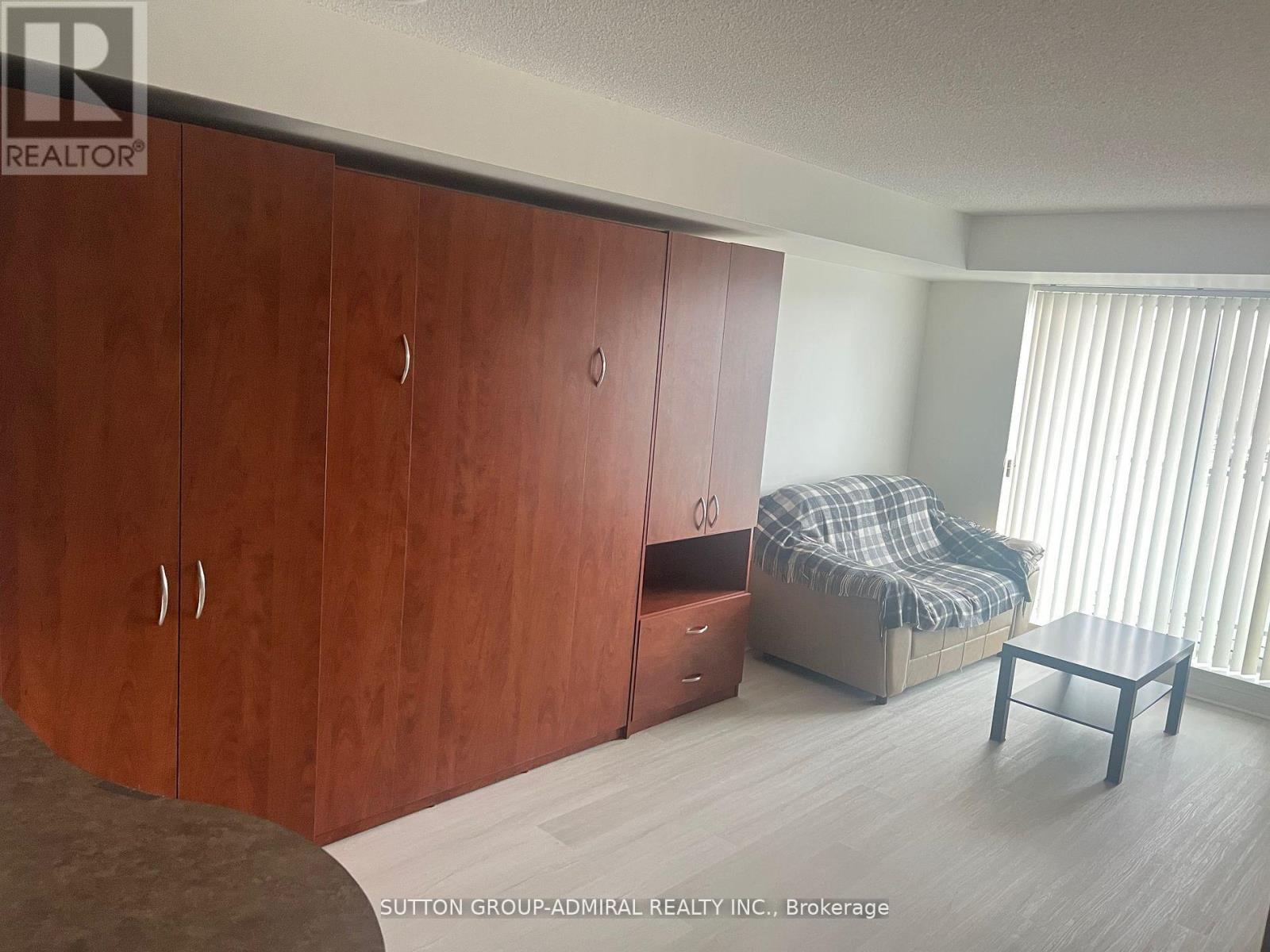 Photo 8 of 208 11 Oneida Crescent, Richmond Hill ON
