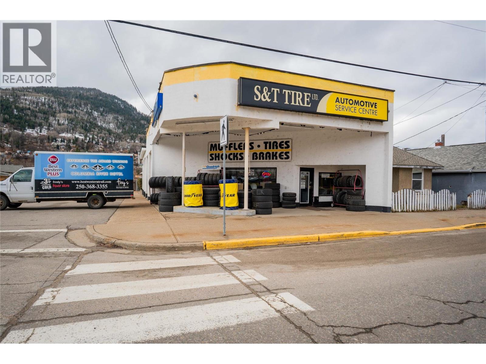 1598 Second Avenue, Trail