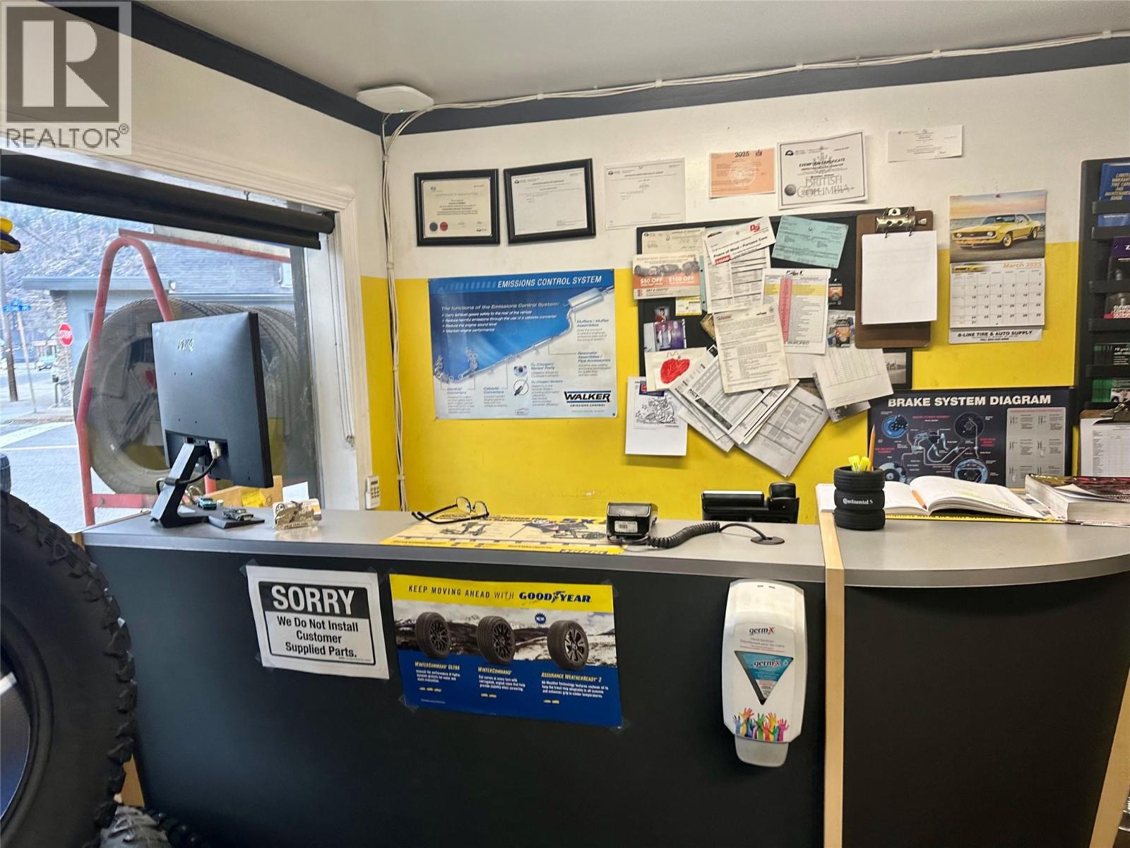 1598 Second Avenue, Trail