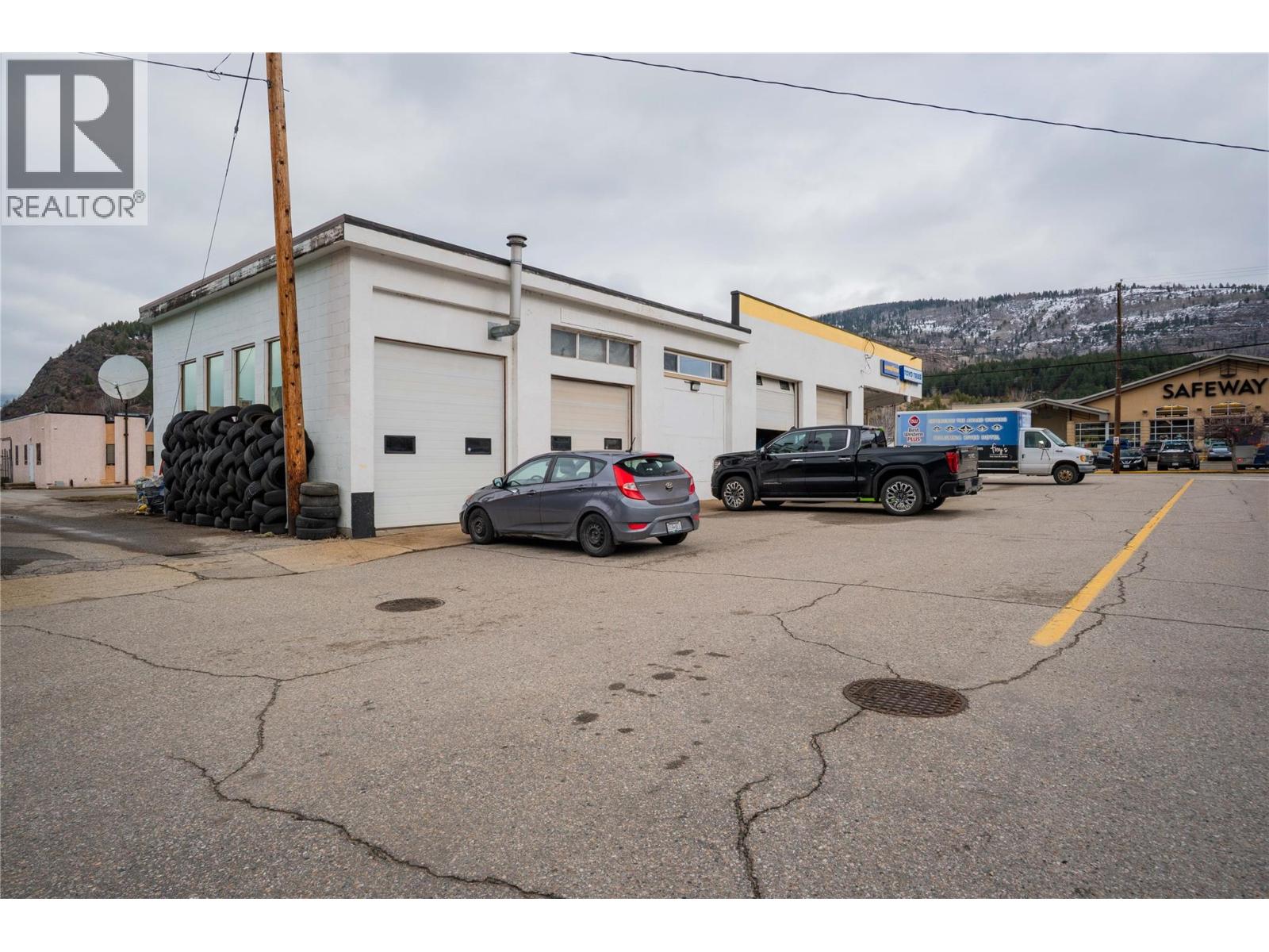 1598 Second Avenue, Trail