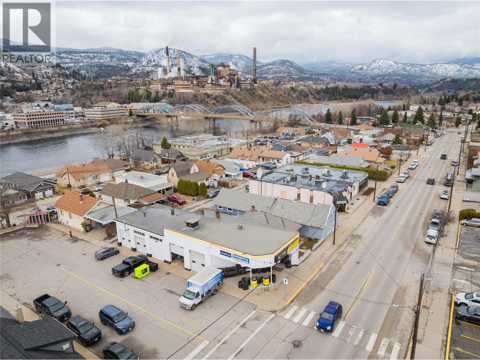 1598 Second Avenue, Trail