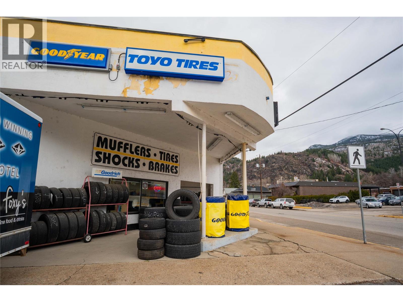 1598 Second Avenue, Trail