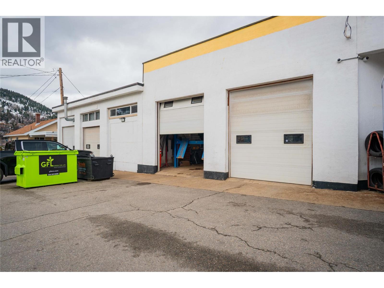 1598 Second Avenue, Trail