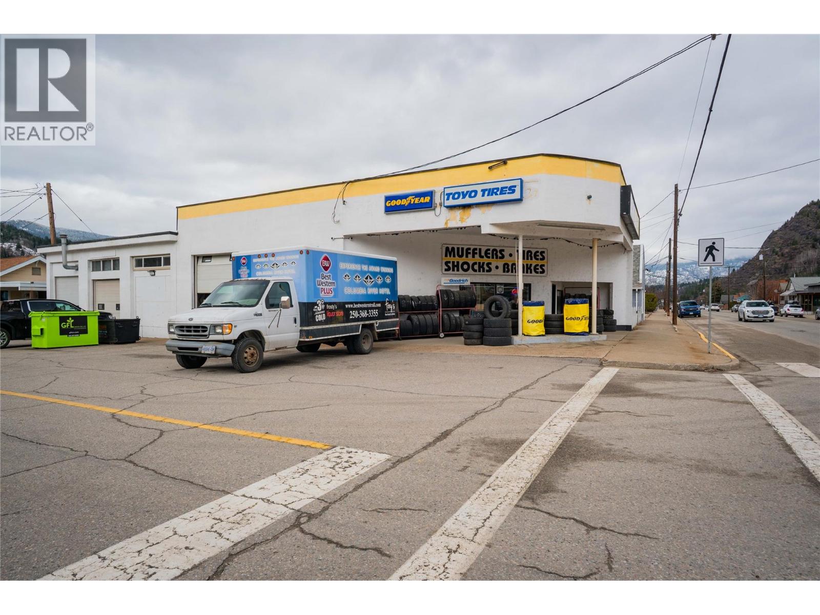 1598 Second Avenue, Trail