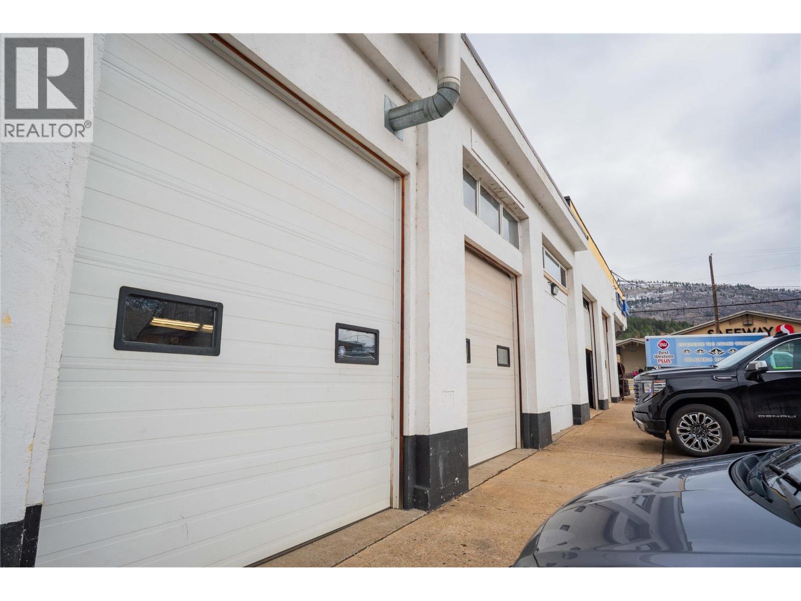 1598 Second Avenue, Trail