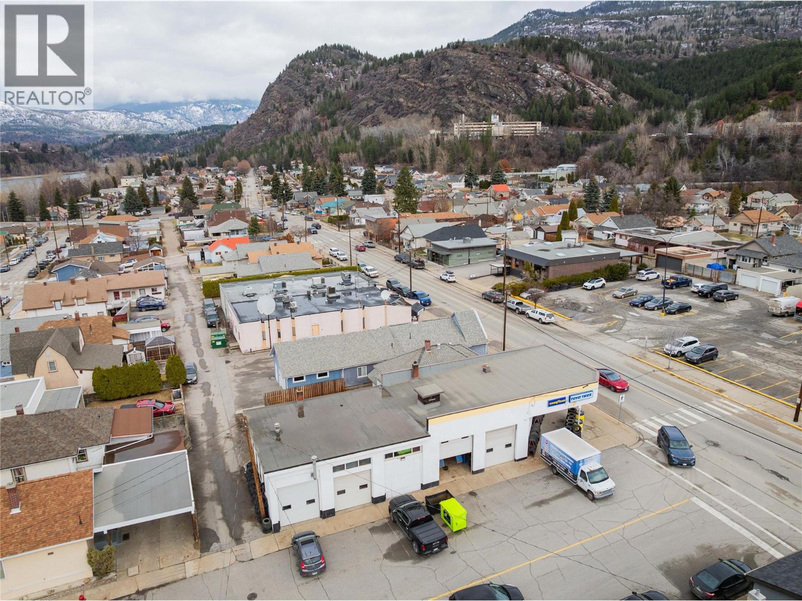 1598 Second Avenue, Trail