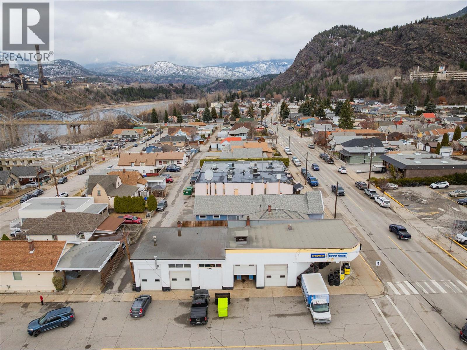 1598 Second Avenue, Trail