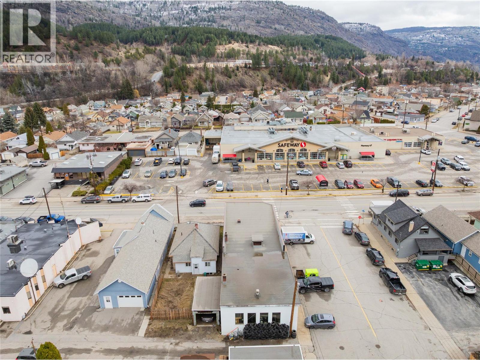 1598 Second Avenue, Trail