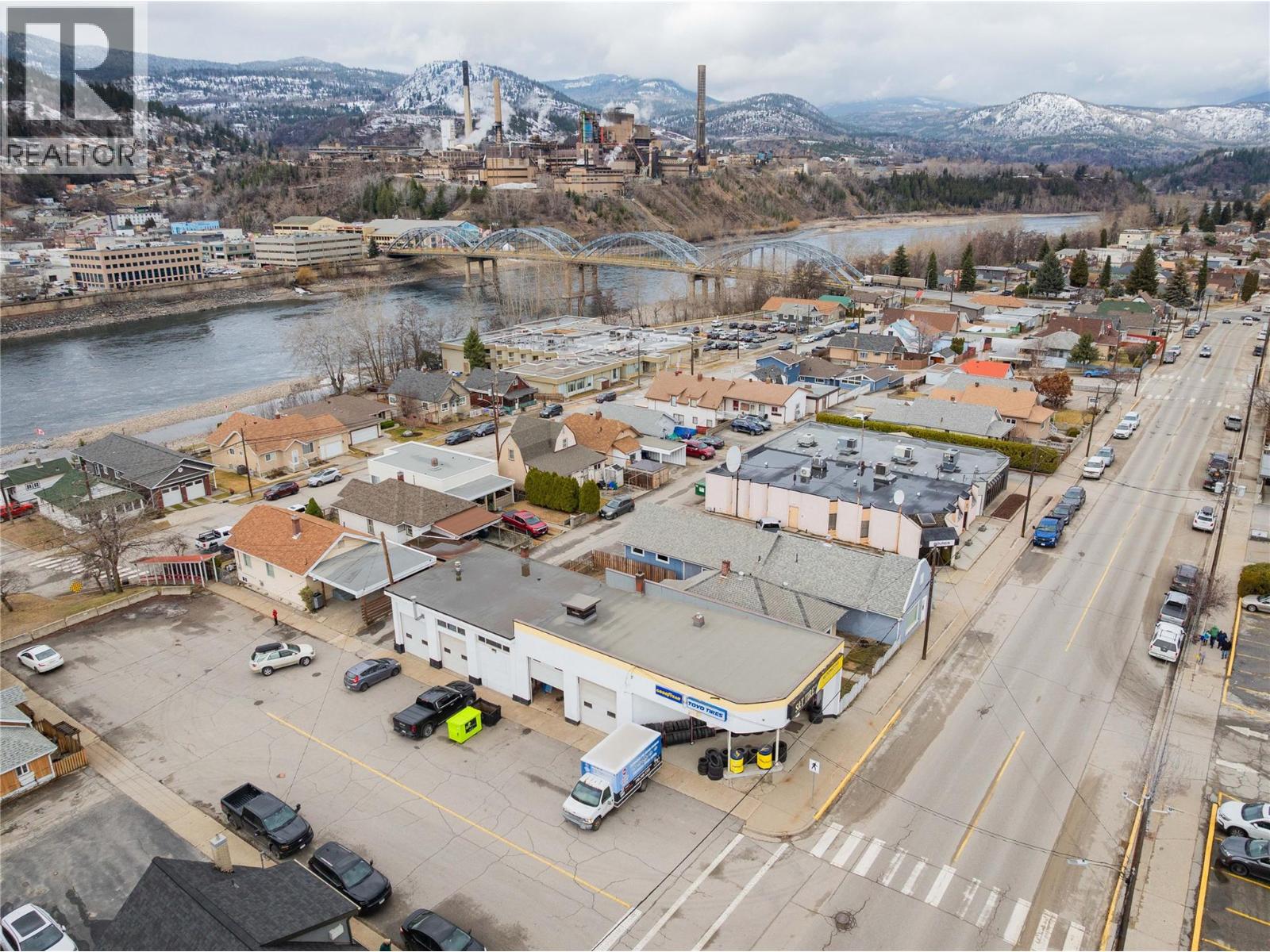 1598 Second Avenue, Trail