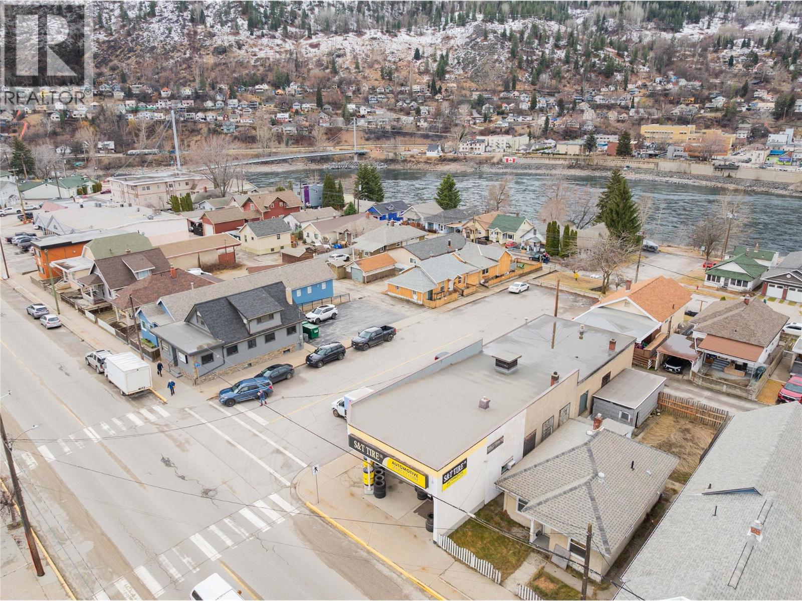 1598 Second Avenue, Trail