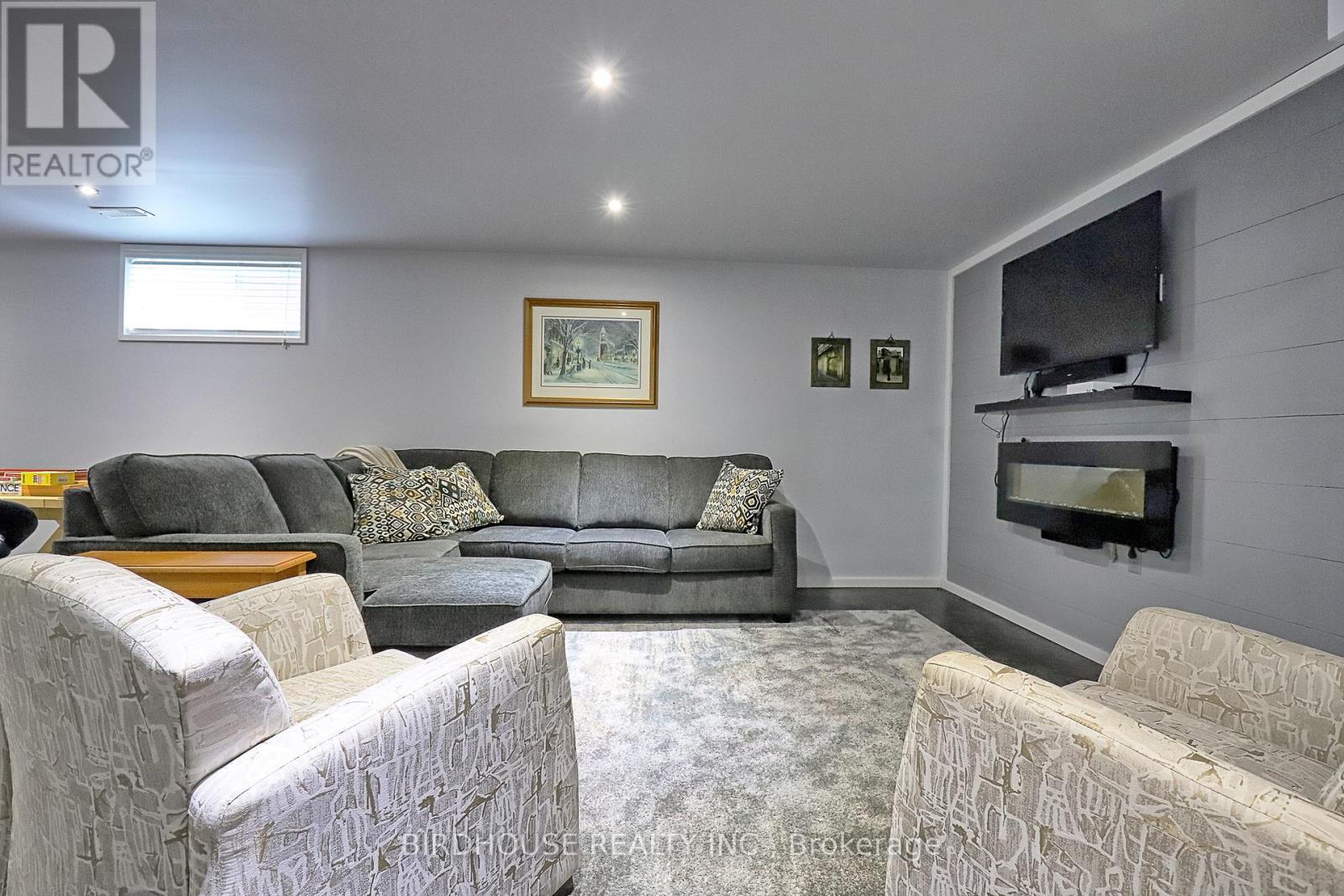 Photo 4 of 21 Ellis Crescent, Kawartha Lakes ON