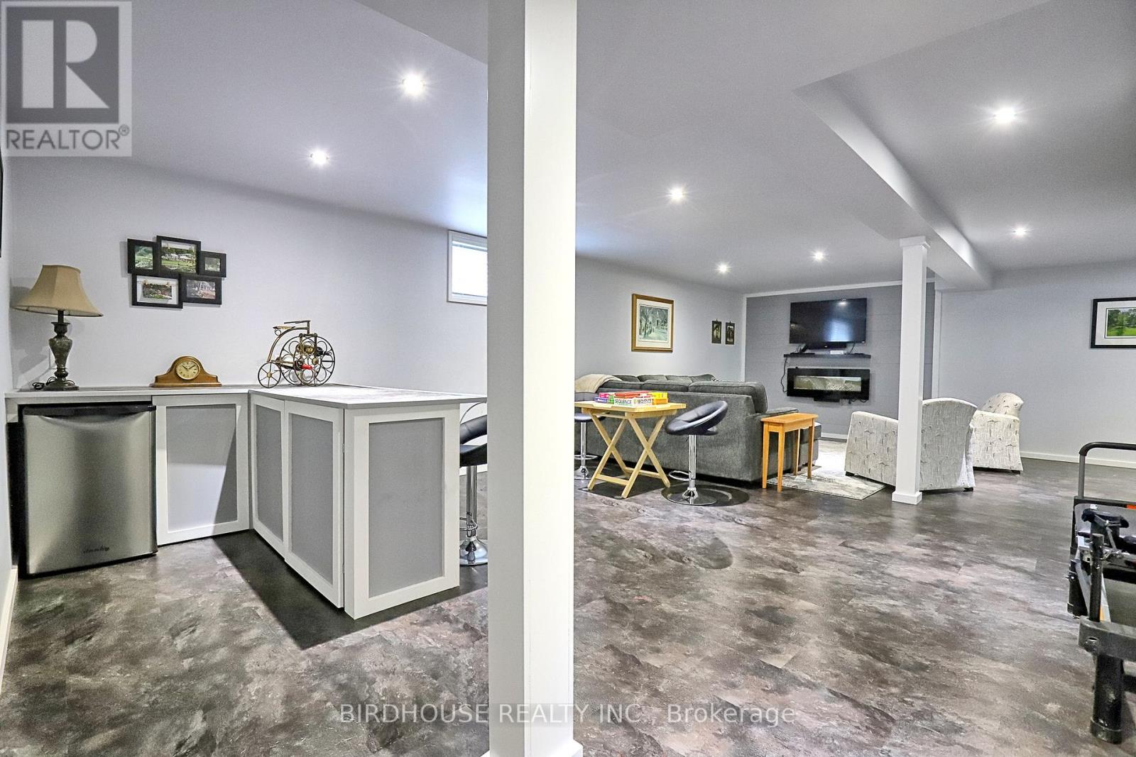 Photo 6 of 21 Ellis Crescent, Kawartha Lakes ON