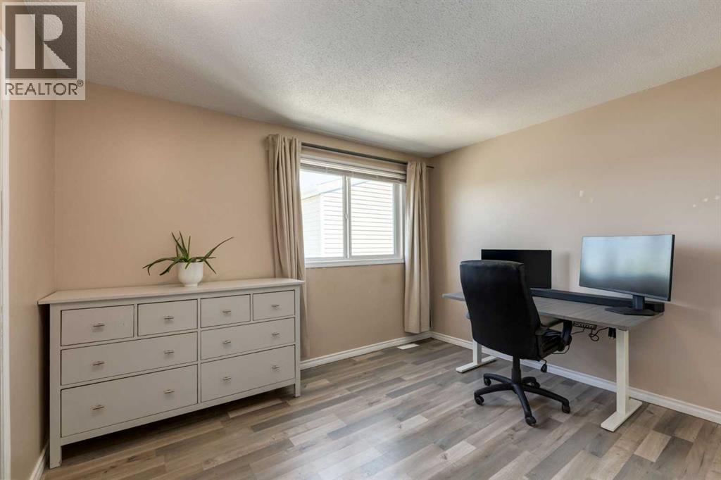 Single Family House for Sale in   Pensacola Crescent SE Penbrooke Meadows Calgary 