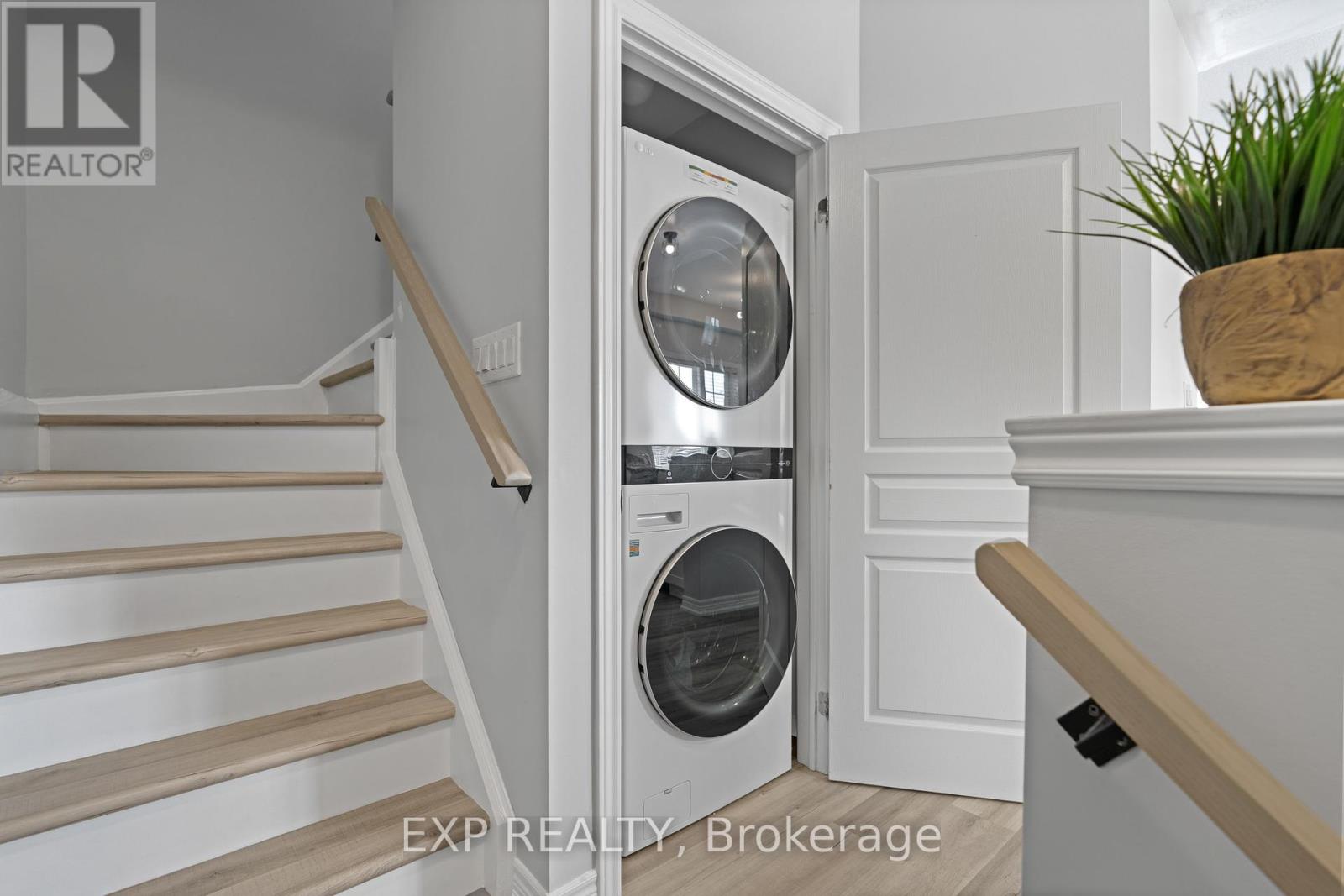 Photo 4 of 92 1401 Plains Road E, Burlington ON