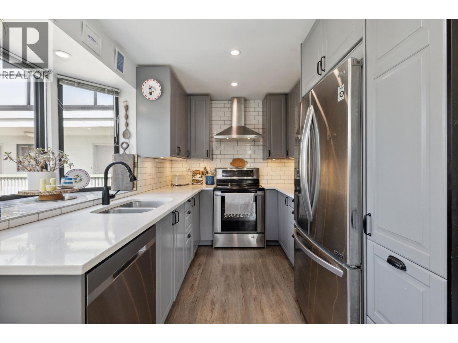 Photo 4 of 20 3437 W 4th Avenue, Vancouver BC