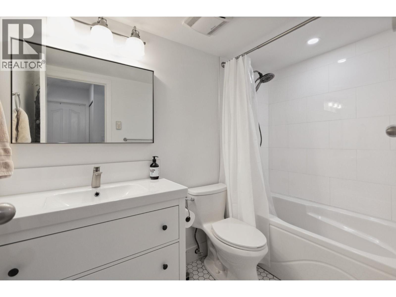 Photo 15 of 20 3437 W 4th Avenue, Vancouver BC