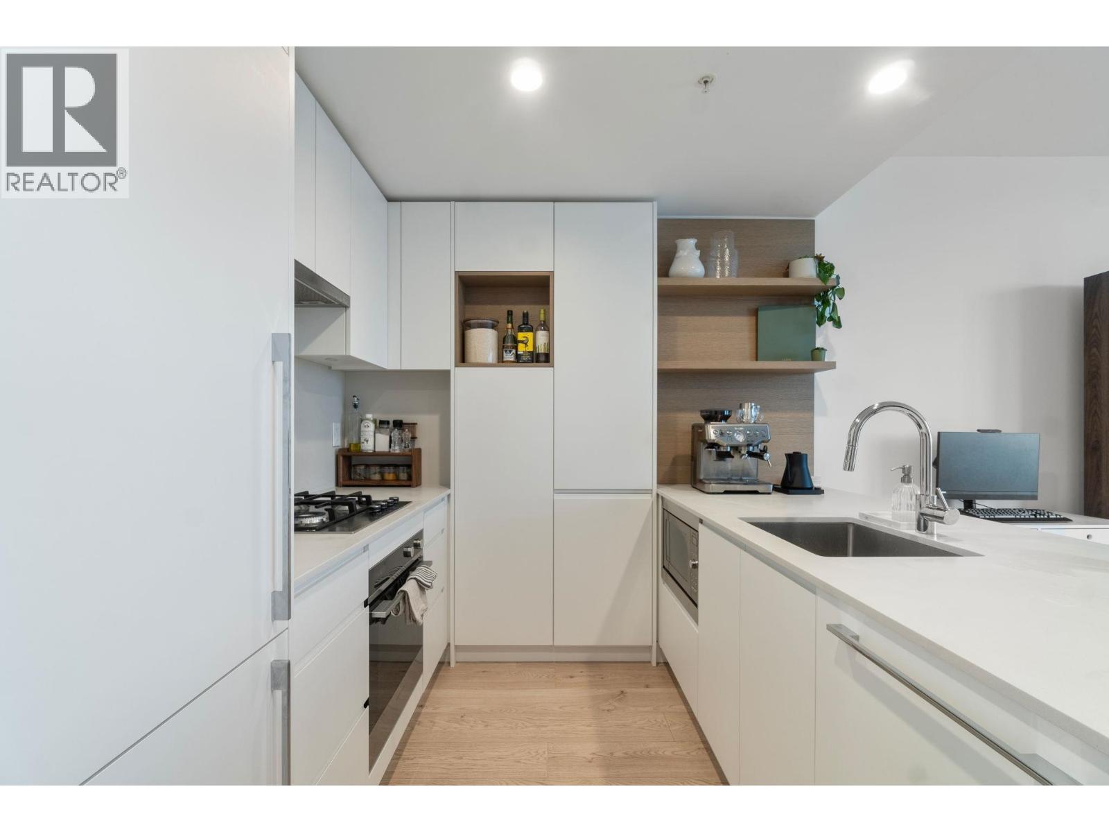 Photo 3 of 2103 2181 Madison Avenue, Burnaby BC