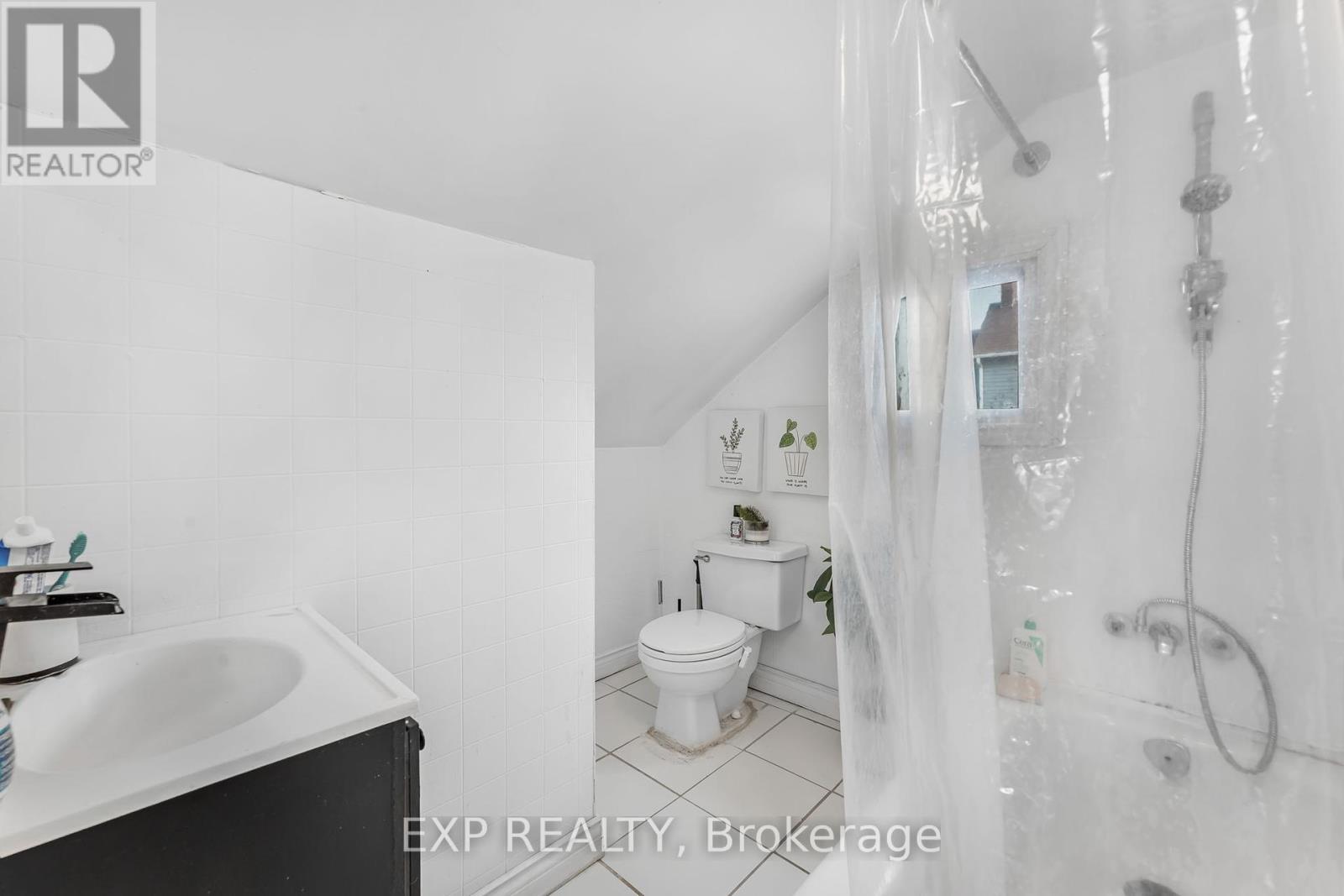 Photo 37 of 139 Wood Street E, Hamilton ON