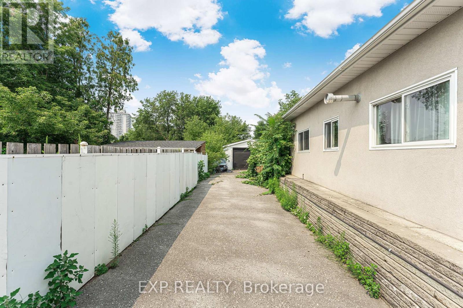 Photo 4 of 139 Wood Street E, Hamilton ON