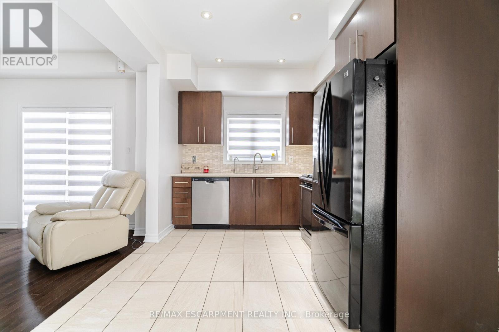 Photo 10 of 136 Westbank Trail, Hamilton ON