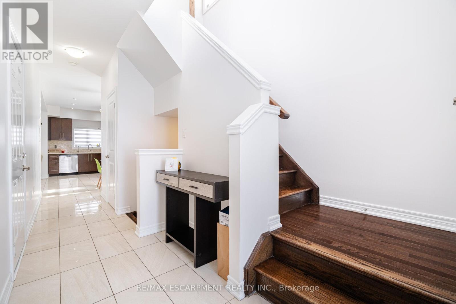 Photo 21 of 136 Westbank Trail, Hamilton ON