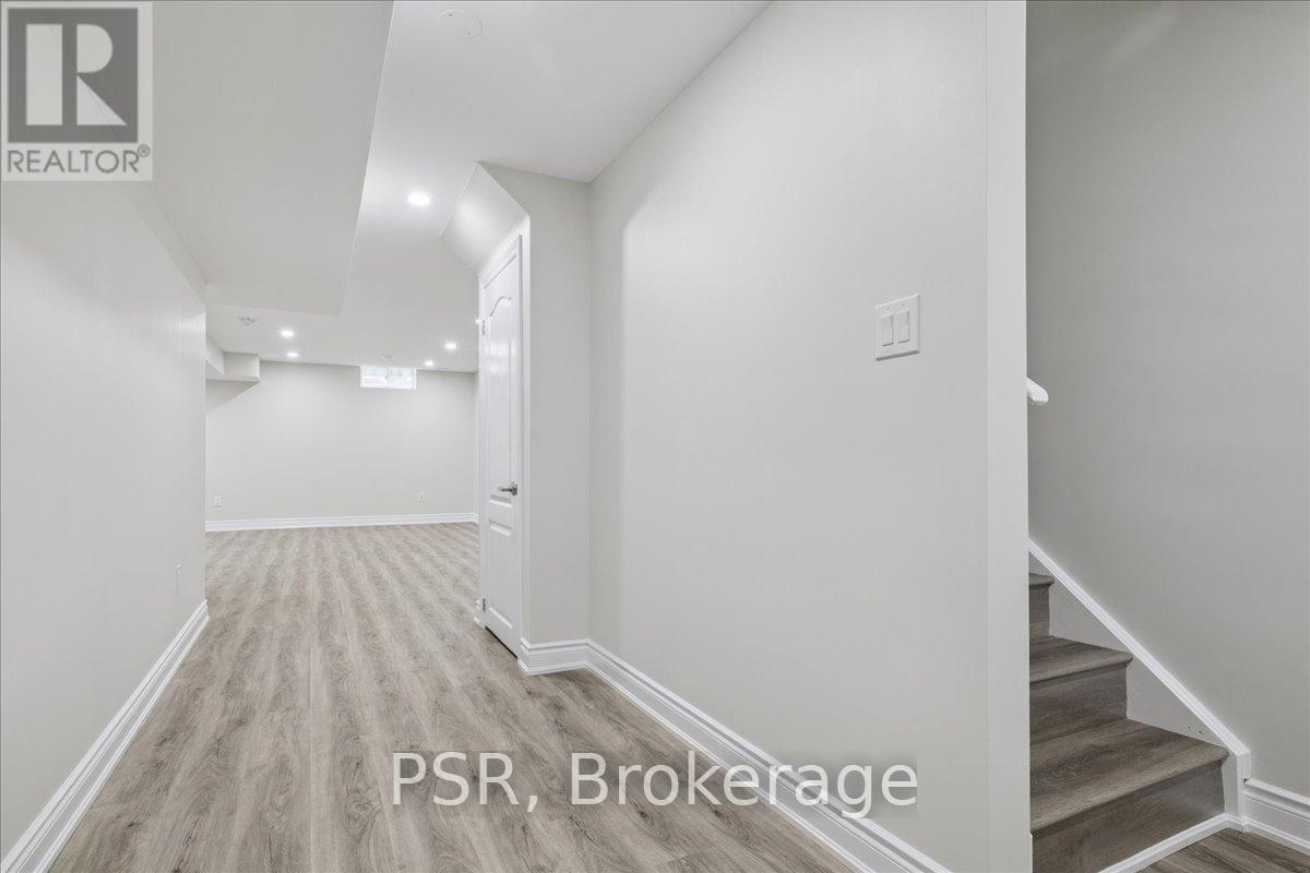 Photo 31 of 38 60 Cloverleaf Drive, Hamilton ON
