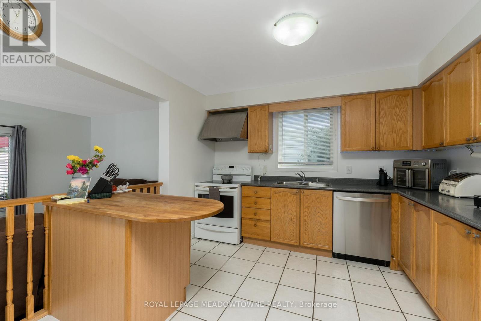 Photo 13 of 31 Newport Drive, Cambridge ON