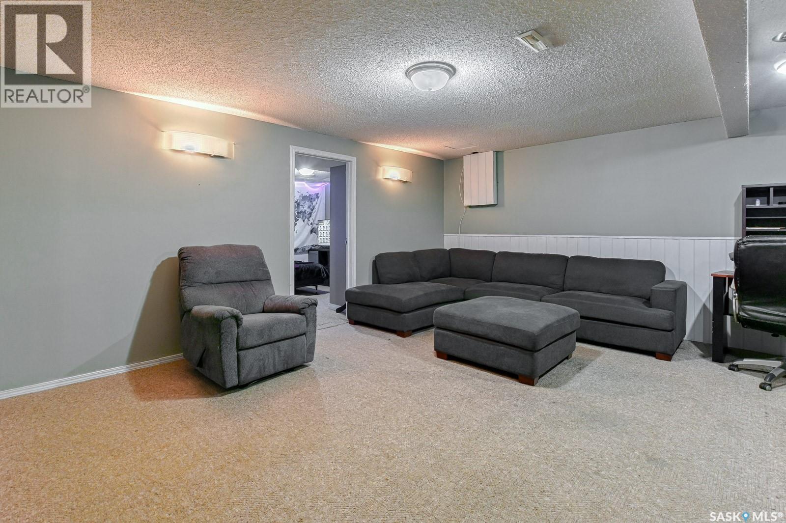 Photo 20 of 839 Athlone Drive N, Regina SK