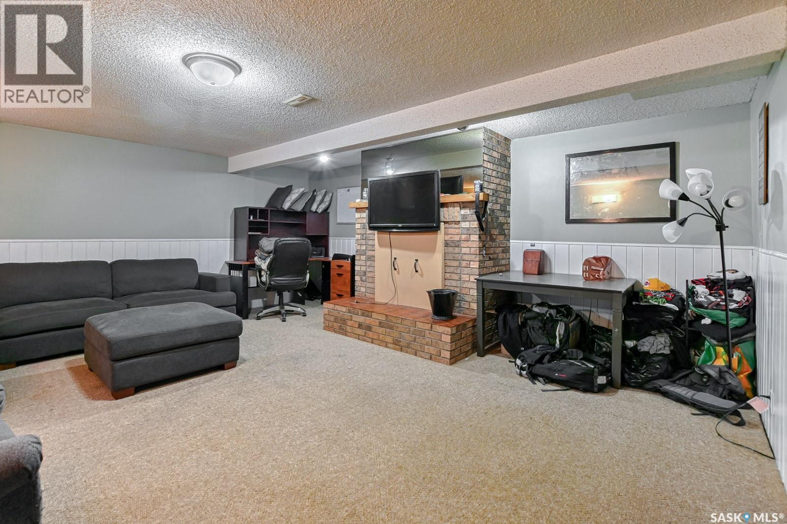 Photo 2 of 839 Athlone Drive N, Regina SK