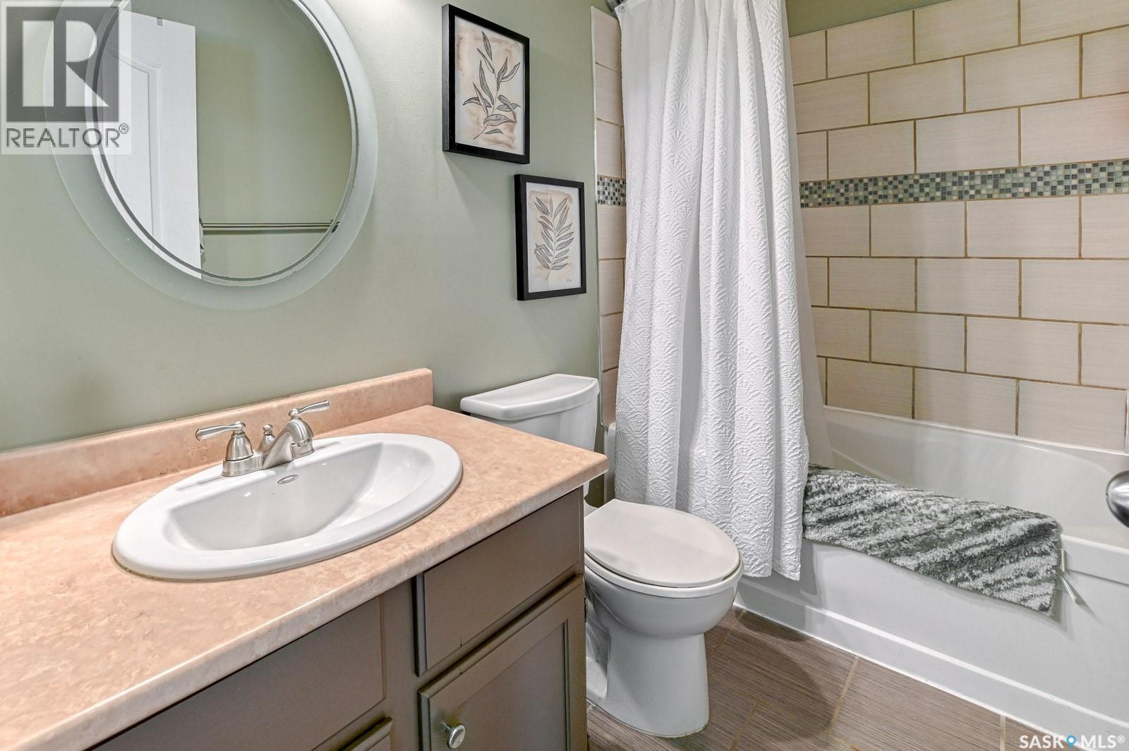 Photo 16 of 839 Athlone Drive N, Regina SK